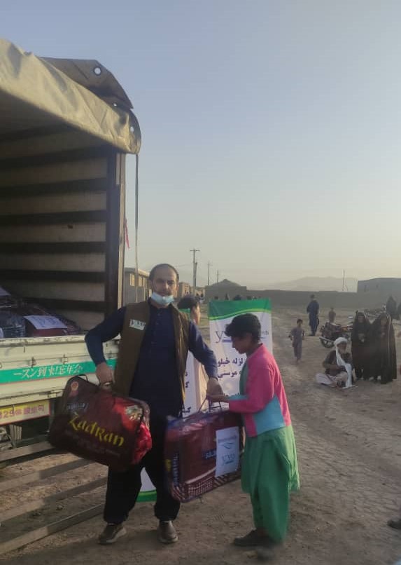 【アフガニスタン地震】支援がひとつも届いていなかった被災村の住民に毛布を配付